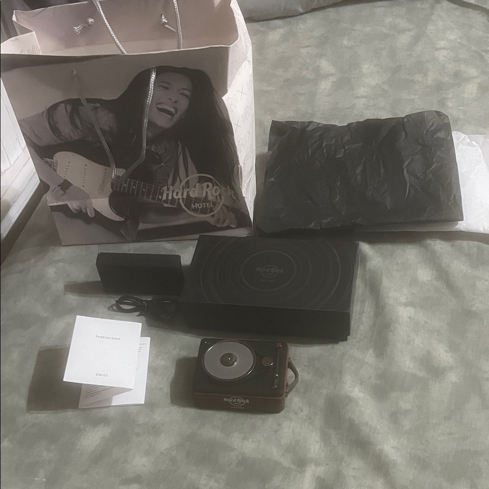 Hard Rock Hotel NEW Speaker DW03 Radio HiFi Bass, Bluetooth 5, Rechargeable 2025 - Picture 1 of 14